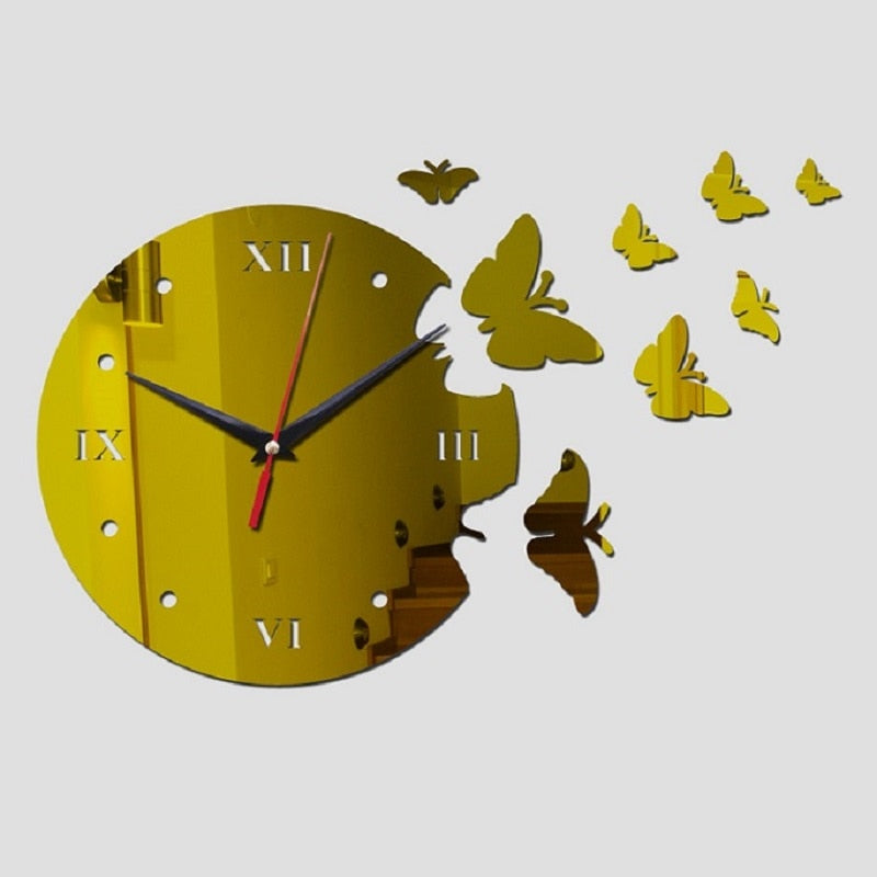 ساعة حائط مع تصميم الفراشة 