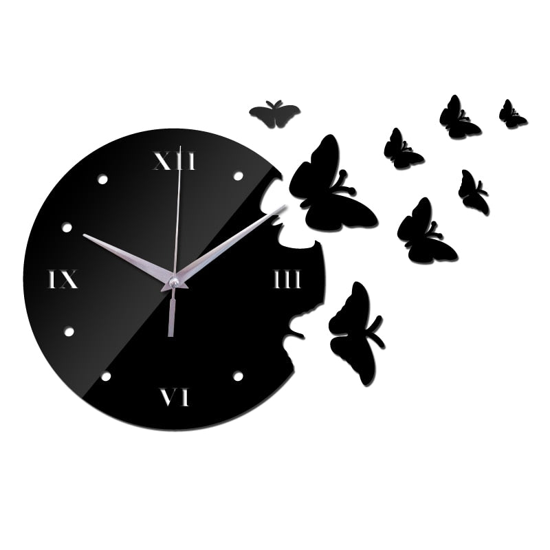 ساعة حائط مع تصميم الفراشة 
